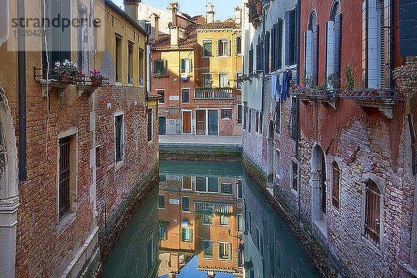 Kanalansicht und Stadthäuser bei Sonnenaufgang  Venedig  Venetien  Italien