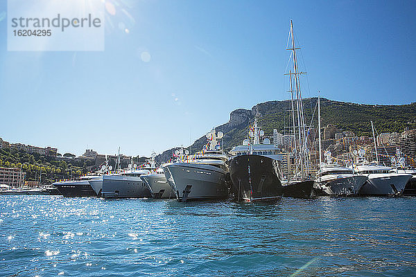Erhöhte Ansicht der Superyachten im Yachthafen der Monaco Yacht Show