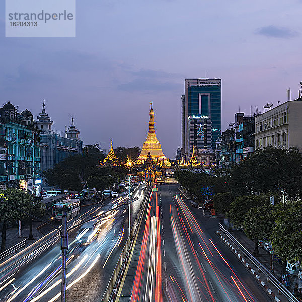 Lichterketten auf einer doppelten Fahrbahn  Yangon  Myanmar