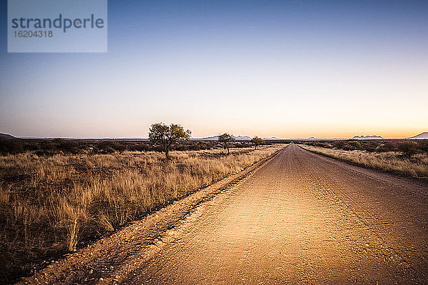 Straße in der Abenddämmerung  Windhoek  Namibia  Namibia