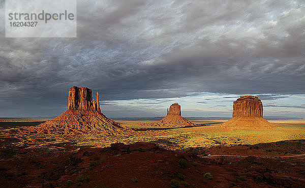 Die Mittens und Merrick Butte  Monument Valley Navajo Tribal Park  Utah  USA