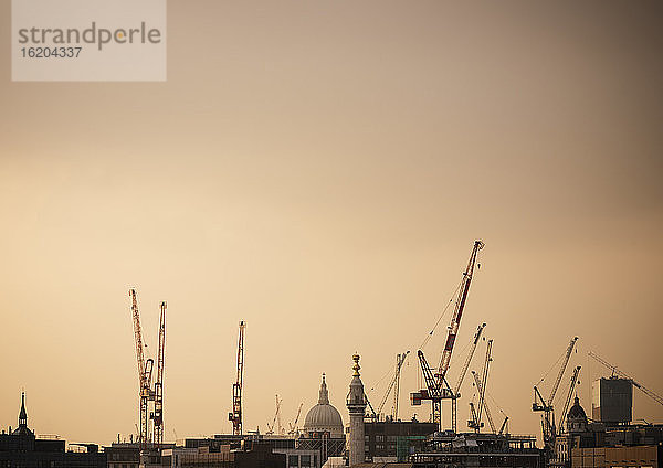 Skyline mit Baukränen und St. Paul Kathedrale  London  UK