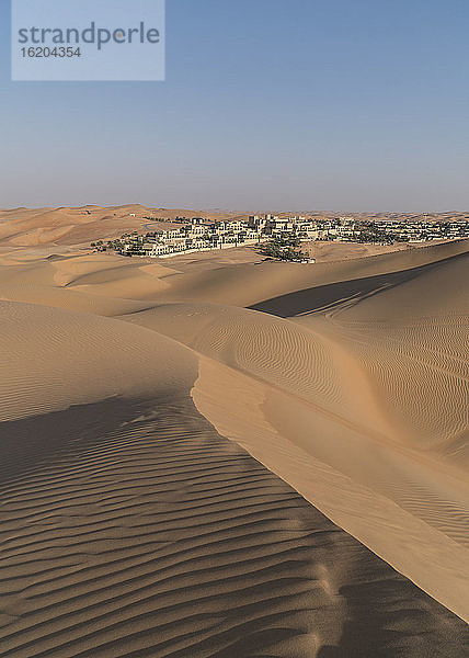 Fernblick auf das Wüstenresort Qsar Al Sarab inmitten von Sanddünen  Wüste Empty Quarter  Abu Dhabi  Vereinigte Arabische Emirate