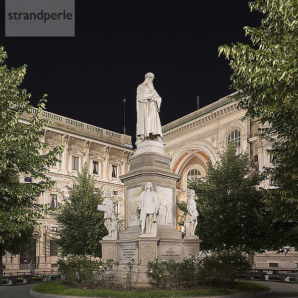 Statue von Leonardo da Vinci auf der Piazza della Scala  Mailand  Italien