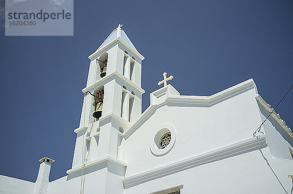 Niedriger Blickwinkel auf eine weiß getünchte Kirche  Insel Tinos  Griechenland