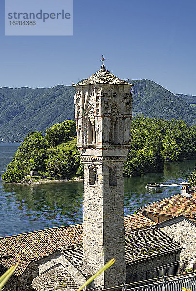 Erhöhte Ansicht des Glockenturms von Ossuccio  Comer See  Italien