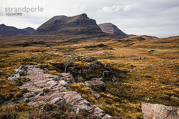 Felsvorsprung in der Wildnis  Schottland  UK