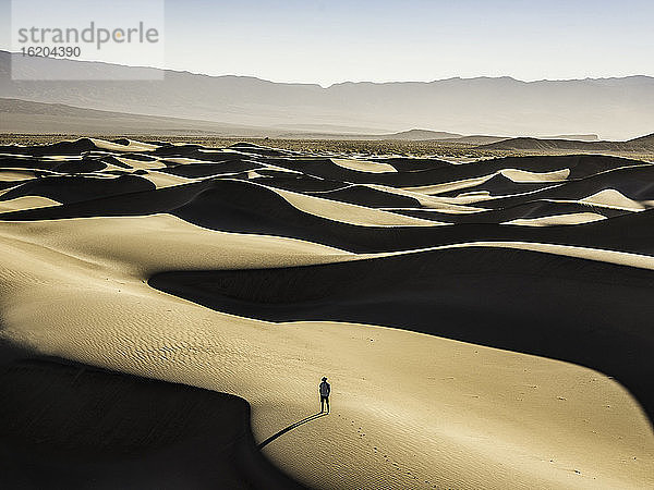 Einsamer Wanderer auf den Mesquite Flat Sanddünen  Death Valley National Park  Furnace Creek  Kalifornien  USA