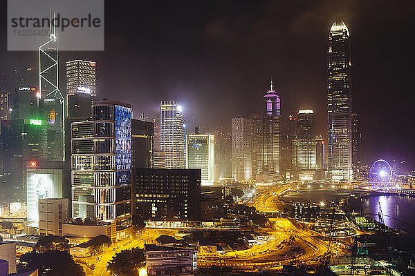 Hohe Winkel Stadtbild mit Autobahn und Wolkenkratzer in der Nacht  Downtown Hong Kong  China