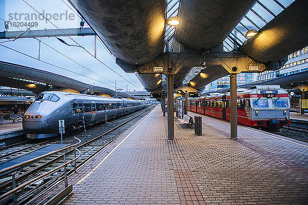 Züge im Bahnhof  Oslo  Norwegen