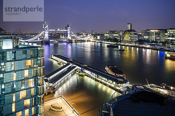 Hoher Blickwinkel auf die Themse und die Tower Bridge bei Nacht  London  UK