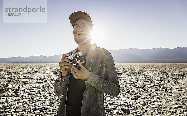 Mann mit Kamera  Badwater Basin  Death Valley National Park  Furnace Creek  Kalifornien  USA
