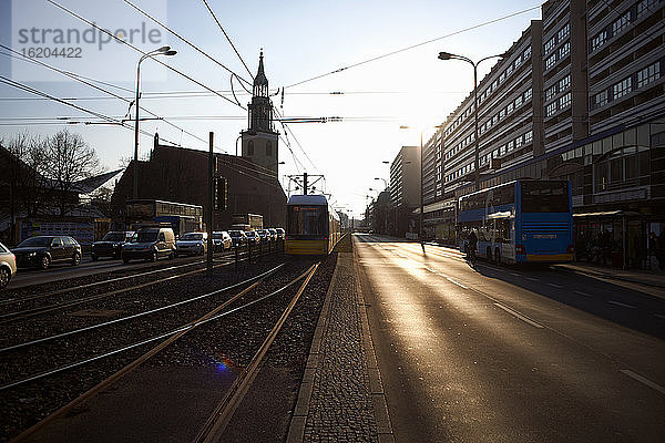Straßenbahn bei Sonnenuntergang  Berlin  Deutschland