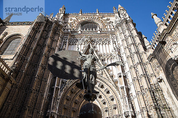 Niedriger Blickwinkel auf die Statue Giraldillo  Kathedrale von Sevilla  Sevilla  Spanien