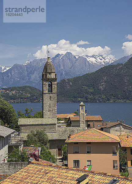 Blick auf den Glockenturm und die Dächer  Comer See  Italien  von oben