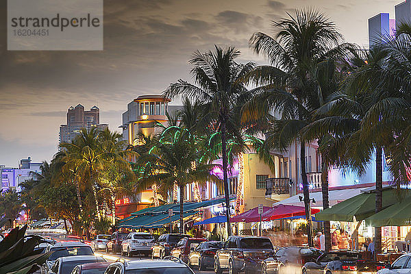 Pastellfarbene Gebäude am Ocean Drive  im berühmten Art-Déco-Viertel in South Beach  in der Abenddämmerung  Miami Beach  Florida  USA