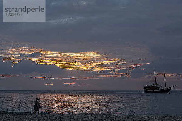 Sonnenuntergang am Surin Beach  Phuket  Thailand