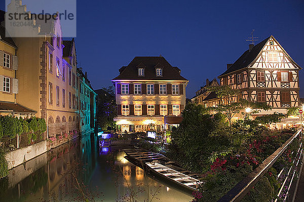 Boote auf dem Kanal bei Nacht  umgeben von mittelalterlichen Häusern  Colmar  Elsass  Frankreich. Elsässische Weinstraße