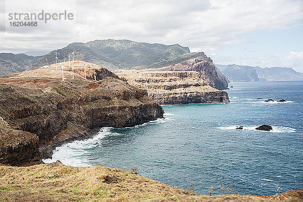 Windkraftanlage auf einer Klippe  Madeira  Portugal