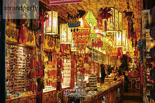 Traditioneller Straßenmarkt  nachts beleuchtet  Fenghuang  Hunan  China