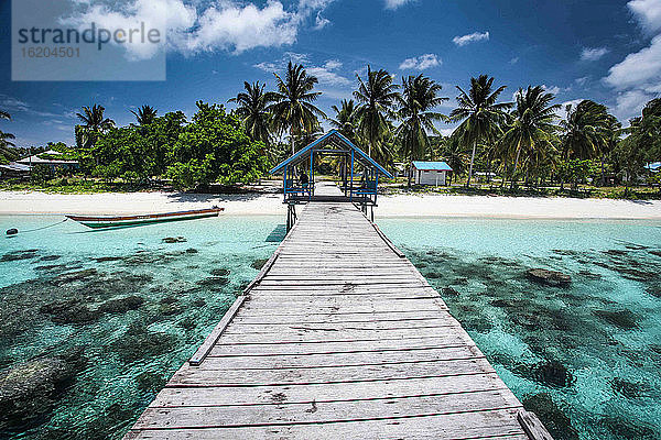 Verlassene weiße Sandstrände und unberührte Riffe auf den Raja Ampat-Inseln  West Papua  Indonesien