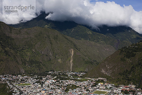 Blick auf die Berge und die ferne Stadtlandschaft  Banos  Ecuador