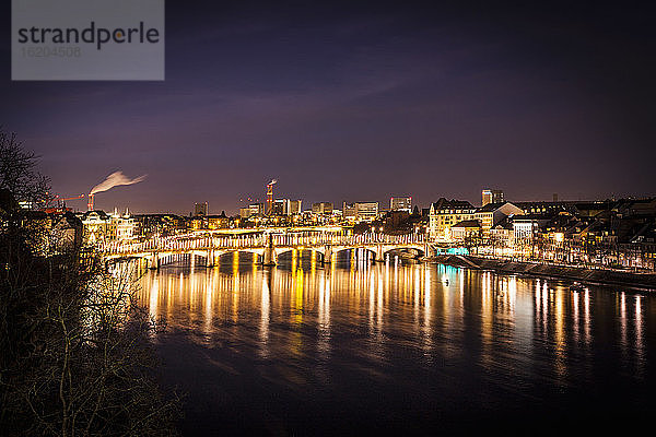 Brücke über den Rhein bei Nacht beleuchtet  Basel  Schweiz