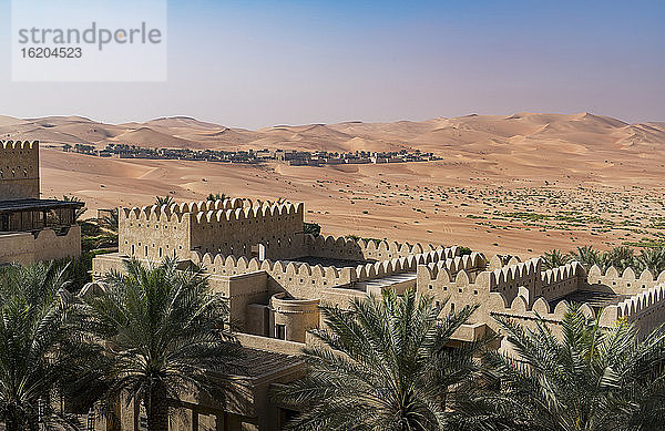 Blick von außen auf das Wüstenresort Qsar Al Sarab  Empty Quarter Desert  Abu Dhabi  Vereinigte Arabische Emirate