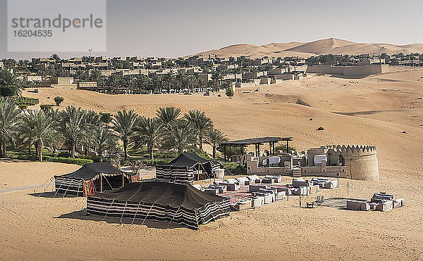 Blick von oben auf große Zelte im Wüstenresort Qsar Al Sarab  Empty Quarter Desert  Abu Dhabi  Vereinigte Arabische Emirate