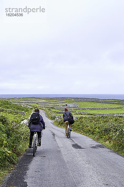 Radfahrer auf der Straße  Inishmore  Irland