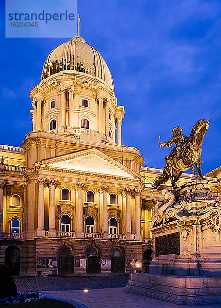 Skulptur von Eugen  Prinz von Savoyen im Königlichen Palast von Buda  Budapest  Ungarn
