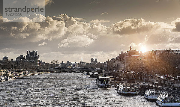 Erhöhtes Stadtbild über der Seine  Paris  Frankreich