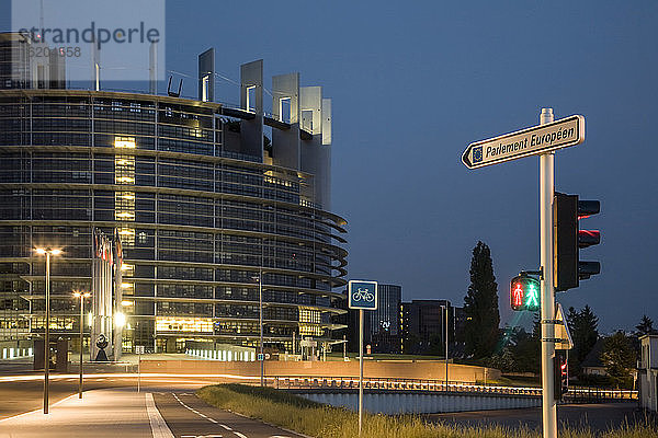 Europäisches Parlament bei Nacht  Straßburg  Frankreich