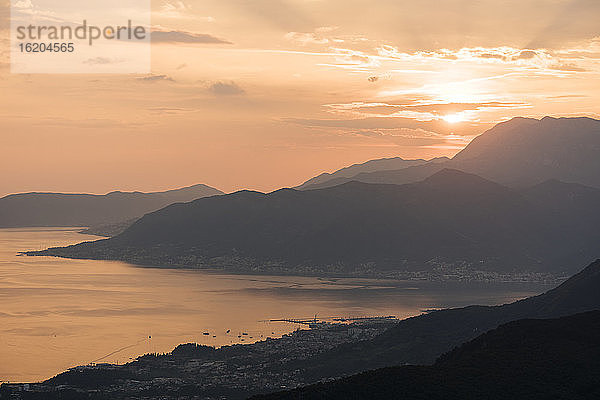 Landschaftsansicht der Berge und der Bucht von Kotor bei Sonnenuntergang  Kotor  Montenegro