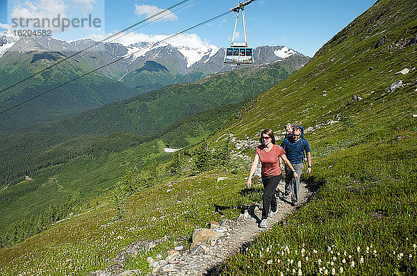 Eltern und ihre kleine Tochter auf dem Wanderweg in Alyeska  Girdwood  Alaska  USA