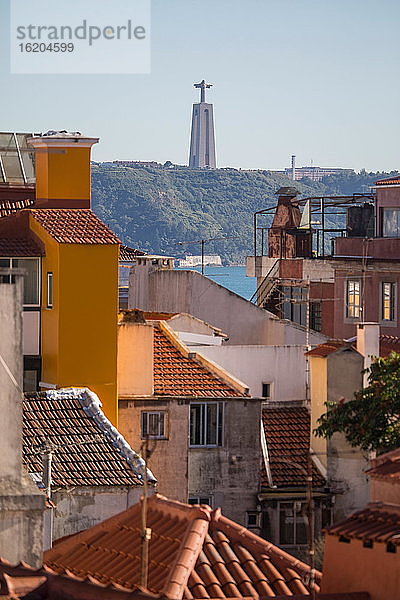 Blick auf die Christkönigskirche von den Dächern aus  Lissabon  Portugal