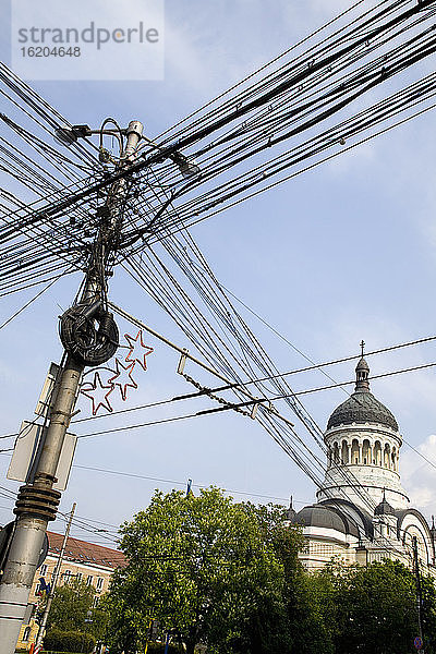 Orthodoxe Kirche und elektrische Leitungen  Cluj Napoca  Rumänien  Europa