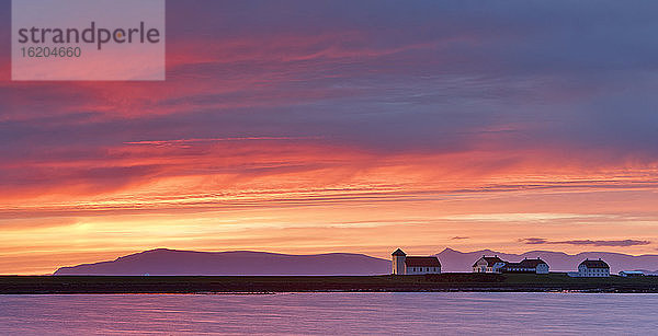 Gebirgskette und Wohnhaus des Präsidenten in abgelegener Umgebung bei Sonnenuntergang  Bessastadir  Alftanes  Island