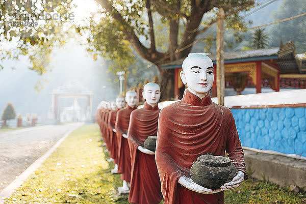 Reihe von buddhistischen Mönchsstatuen  die Ban-Fledermäuse halten  Kaw Ka Thawng Höhle  Hpa An  Kayin State  Myanmar