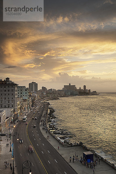 Blick von oben auf die Uferpromenade von El Malecon in der Abenddämmerung  Havanna  Kuba