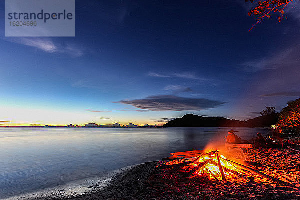 Lagerfeuer am Strand einer einsamen Insel auf den Raja Ampat-Inseln in West Papua  Indonesien