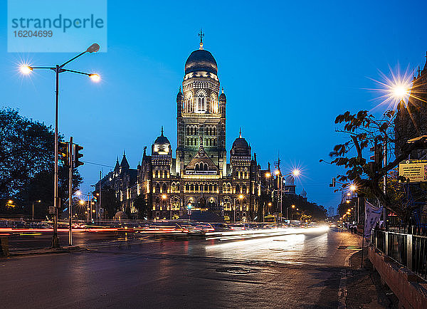 Außenansicht des Gebäudes der Mumbai Municipal Corporation zur abendlichen Hauptverkehrszeit  Mumbai  Indien