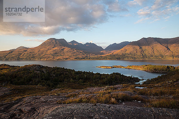 Loch und Berglandschaft  Torridon  Schottland  UK