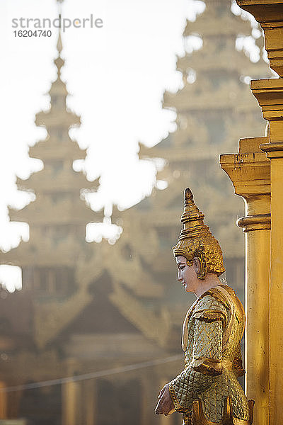 Statue im buddhistischen Tempel  Shwedagon-Pagode  Yangon  Myanmar