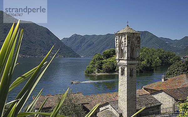 Erhöhte Ansicht der Dächer und des Glockenturms von Ossuccio  Comer See  Italien