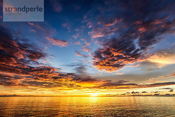 Sonnenuntergang über dem Äquator auf den Raja Ampat-Inseln von West Papua im Halmahera-Meer  West Papua  Indonesien
