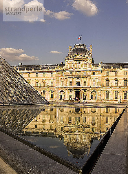 Louvre-Pyramide und Museum  Paris  Frankreich