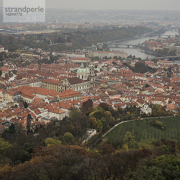 Blick von oben auf den Petrin-Turm  Prag  Tschechische Republik