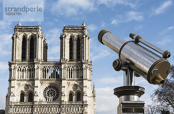 Blick auf die Kathedrale Notre Dame und das münzbetriebene Teleskop  Paris  Frankreich