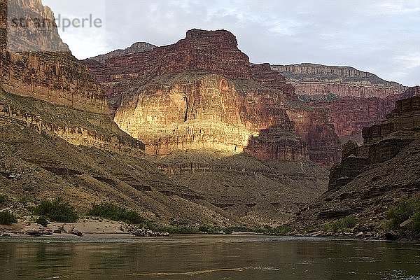 Niedriger Blickwinkel auf den Grand Canyon vom Colorado River aus  Arizona  USA
